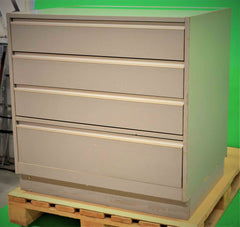 Myyntipöytä myyntilasikolla/ esittelyvitriinillä