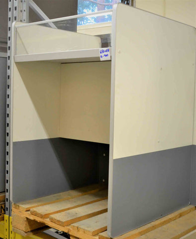 Esittelypöytä lasireunaisella myyntitilalla