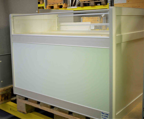 Esittelypöytä/ alakaappi lasireunaisella myyntitilalla