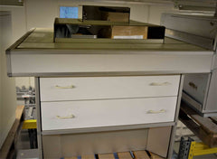 Testeripöytä lasikorokkeilla