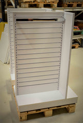 Keskilattiateline paneelitaustoilla