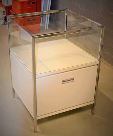 Esittelypöytä vetolaatikolla