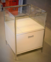 Esittelypöytä vetolaatikolla